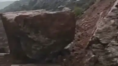 Dev kaya yolu ulaşıma kapattı