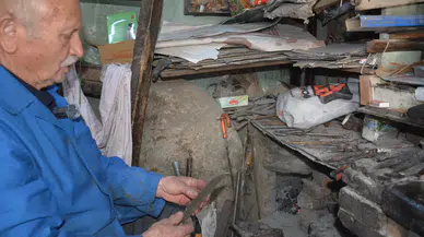 Yarım asırlık zanaatını 15 metrekarelik dükkanında yaşatıyor