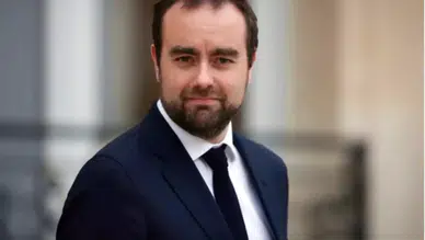 Yeni hükümetin kurulmasından saatler sonra istifa etti