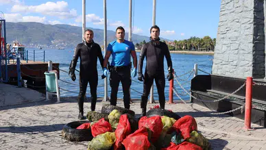 Denizden kilolarca çöp topladılar
