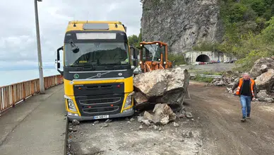 Sarp Sınır Kapısı yolunda korkutan heyelan