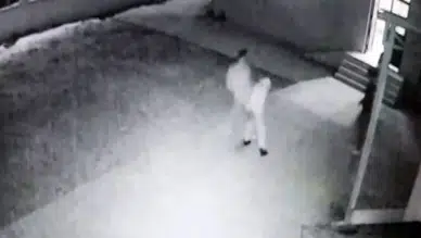 Cami avlusunda uygunsuz davranış uyarısı saldırıyla bitti