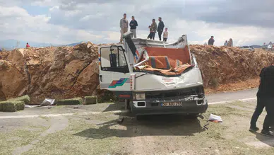 Yonca balyası yüklü kamyonet devrildi: 1 ölü, 1 yaralı