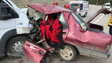 Feci kaza: Tofaş otomobil hurdaya döndü, 2 kişi hayatını kaybetti