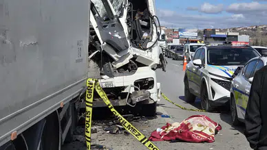 Tıra çarpan tanker şoförü hayatını kaybetti