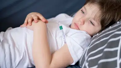 Çocuğunuzun ateşi yükseldiğinde ne yapmalısınız? Uzmanlar 7 önemli hatayı açıkladı