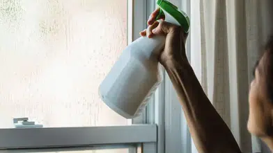 Cam temizliğinde bu karışım öne çıktı: Uzun süre iz bırakmayan yöntem dikkat çekiyor