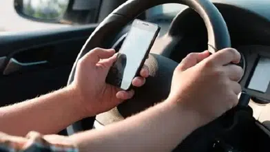 Direksiyonda telefon kullananlar dikkat: Ceza ve ehliyet yaptırımı gündemde