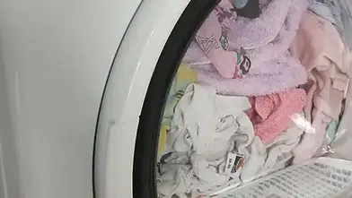 Kurutma makinesinde bu hata kıyafetleri yıpratıyor: Çekmeyi ve renk solmasını önleyen ayarlar açıklandı