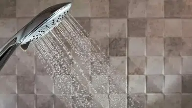 Duş başlığındaki kireç kabusuna son: Bu basit yöntem su akışını değiştiriyor