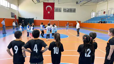 Öğrenciler geleneksel çocuk oyunlarında yarıştı