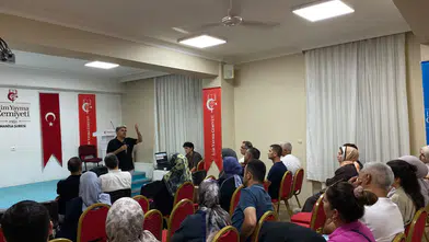 Çocuk yetiştirmenin püf noktaları Manisa'da anlatıldı