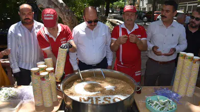 MESO Kırmızı Köprüde aşure hayrı gerçekleştirdi