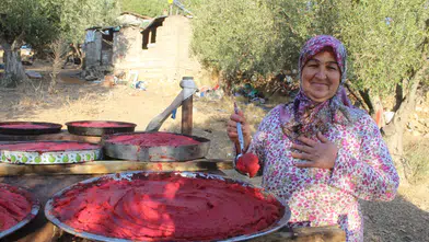 Yaptığı salçalar ile ev ekonomisine katkı sağlıyor