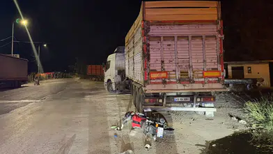 Motosiklet park halindeki tıra çarptı: 1 ölü