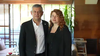 Özgür Özel, geri çevirdiği börek için Canan Uzer ile aynı sofrada buluştu