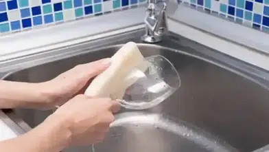 Bardaklarınız Çizildiyse Bu Yöntemleri Deneyin! Evdeki Malzemelerle Parlaklık Geri Gelebilir