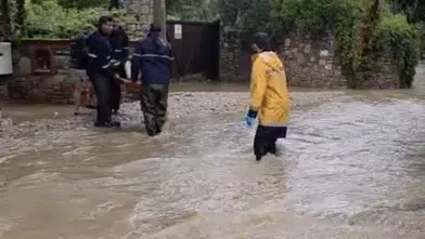 İlçeyi sel vurdu, hamile kadın kurtarıldı