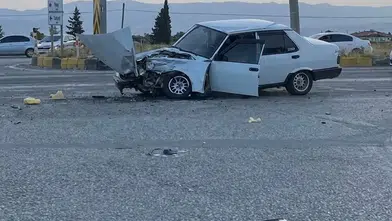 Manisa'da otomobil ile tır çarpıştı: 1 yaralı