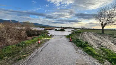 Gediz taştı, yol sular altında kaldı