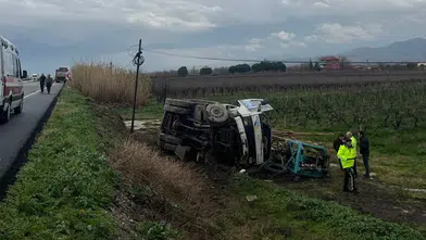 Salihli’de çekiciye bağlı kamyon şarampole uçtu: 1 yaralı
