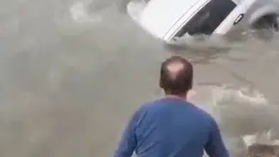 Aracıyla suya düşmüştü! Yardımına sahil güvenlik koştu