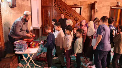 Manisa'da teravih namazına gelen çocuklar ödüllendirildi