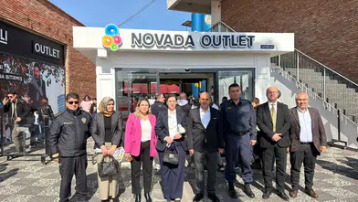 Novada AVM kadın ziyaretçilerine çiçek dağıttı