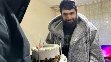 Evden çıkmayan telefon bağımlısı genç 25. yaşına bilgisayar başında girdi