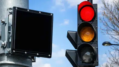 Trafik ışıklarının yanındaki siyah kutuların sırrı çözüldü