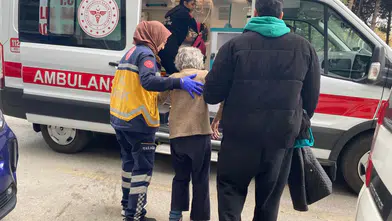 Yakınlarının haber alamadığı yaşlı kadın balkonda bulundu