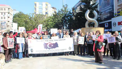 Hayvanseverler can dostları için meydanlarda