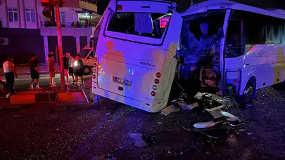3 midibüs birbirine girdi: 6 yaralı