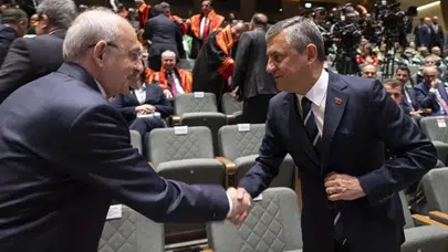 Özgür Özel ve Kemal Kılıçdaroğlu'ndan sürpriz tokalaşma