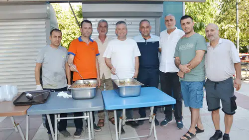 Manisa’da Çarşı esnaflarından imece aşure hayrı