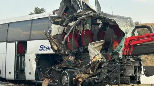Otoyolda feci kaza: Otobüs tıra çarptı: 9 yaralı