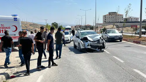 İki otomobil çarpıştı: 2 yaralı