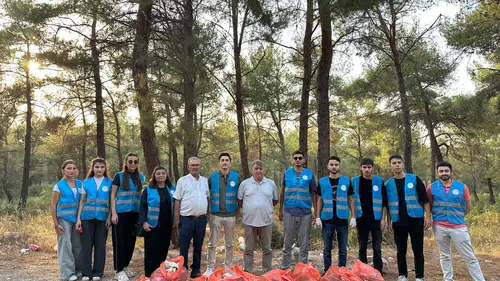 Partinin gençlik kolları ormanı temizledi