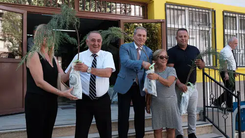 Eğitime hazırlık toplantısında müdürlere fidan dağıtıldı