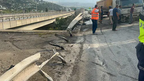 Tır bahriyelere saplandı