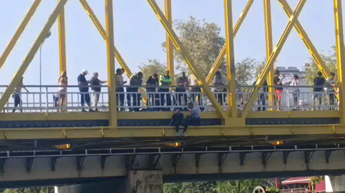 İntihar etmek için tarihi köprüye çıktı