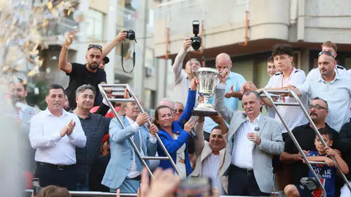 Manisalı sporcular Semih Balaban ile şehri turladı