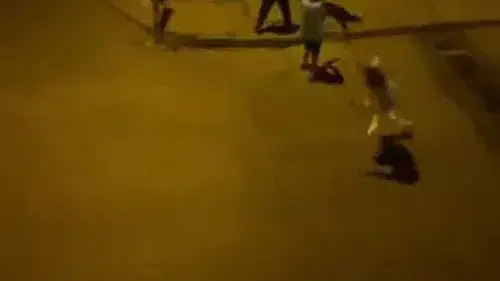 Kaldırım taşları havada uçtu