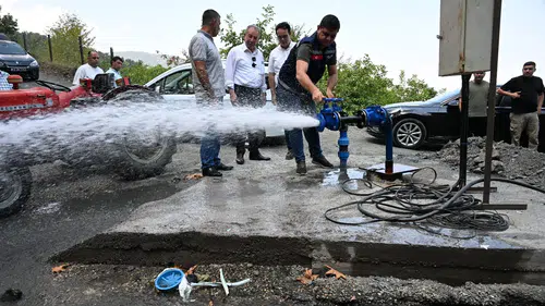 Bidonlarla su taşıyorlardı...