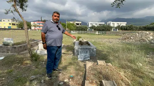 Bakın mezar taşları neden zarar görüyormuş