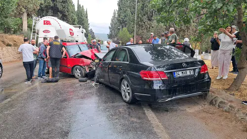 İki otomobil kafa kafaya çarpıştı: 1 ölü, 4 yaralı