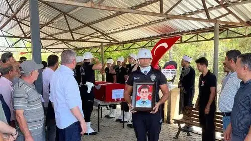 Kansere yenik düşen polis, gözyaşlarıyla uğurlandı