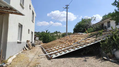 Şiddetli fırtına çatıları uçurdu