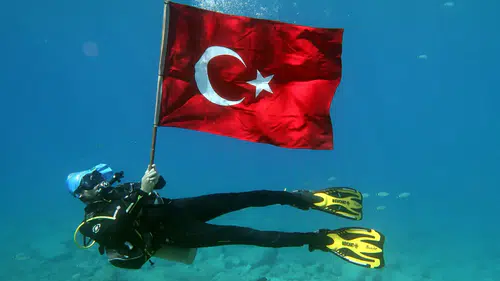 30 Ağustosu denizin dibinde bayrak açarak kutladı