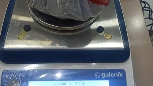 Motosikletlinin attığı poşetten bakın ne çıktı